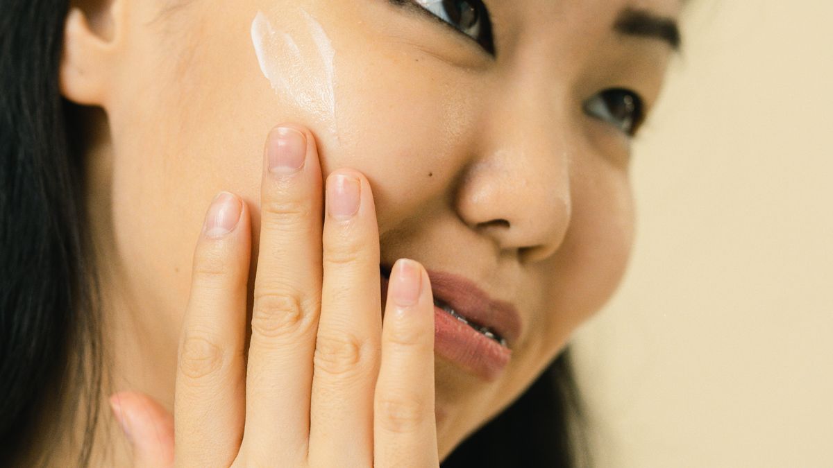 Jar of coconut oil beside skincare items, illustrating coconut oil for acne