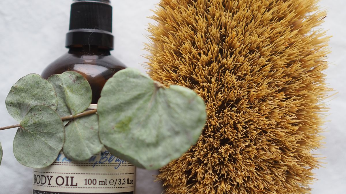 Applying body oil to skin, illustrating coconut oil for stretch marks