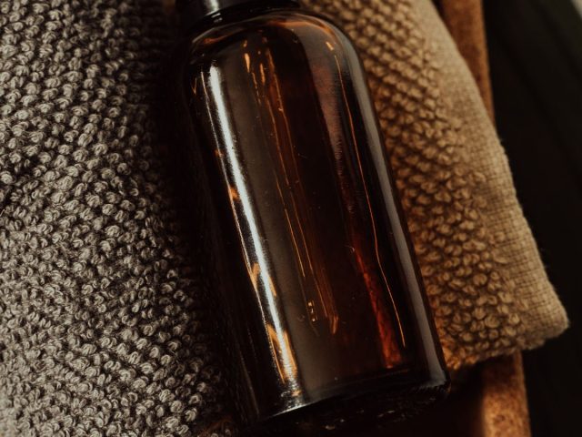 Fractionated Coconut Oil: Uses, Benefits & Best Picks